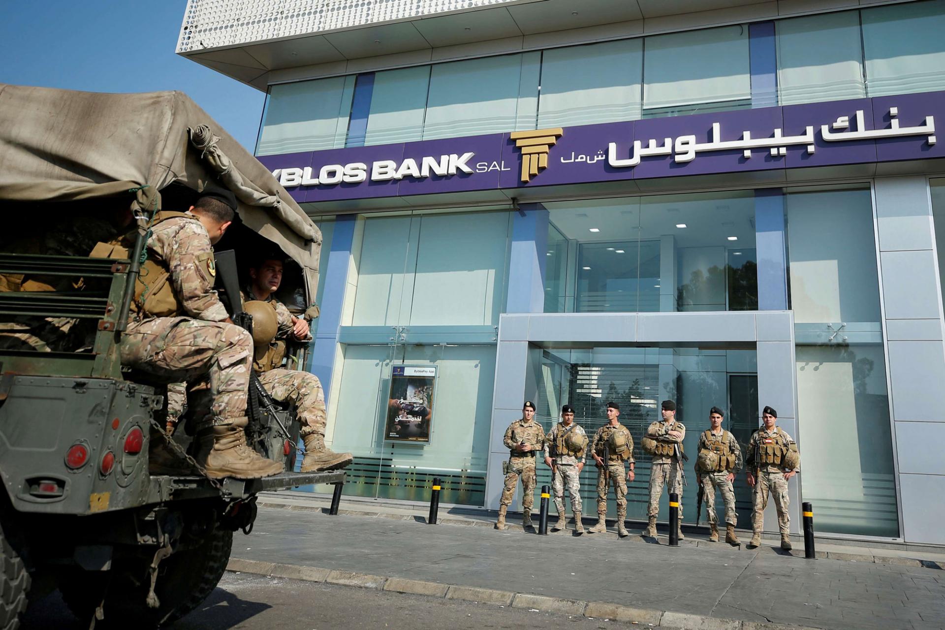 المصارف اللبنانية تحت حماية الجيش