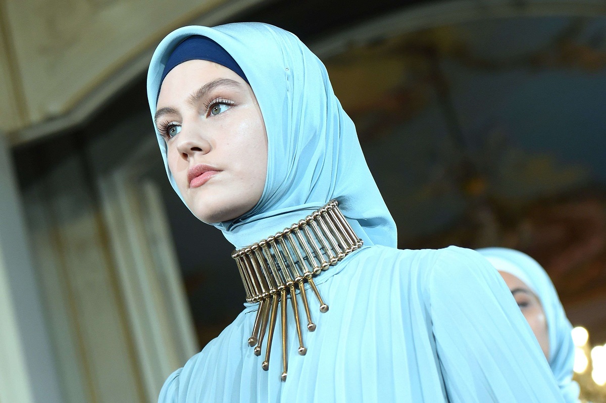 عارضة أزياء تعرض فستانا من مجموعة "فردوس" التي تملكها ابنة الرئيس الشيشاني
