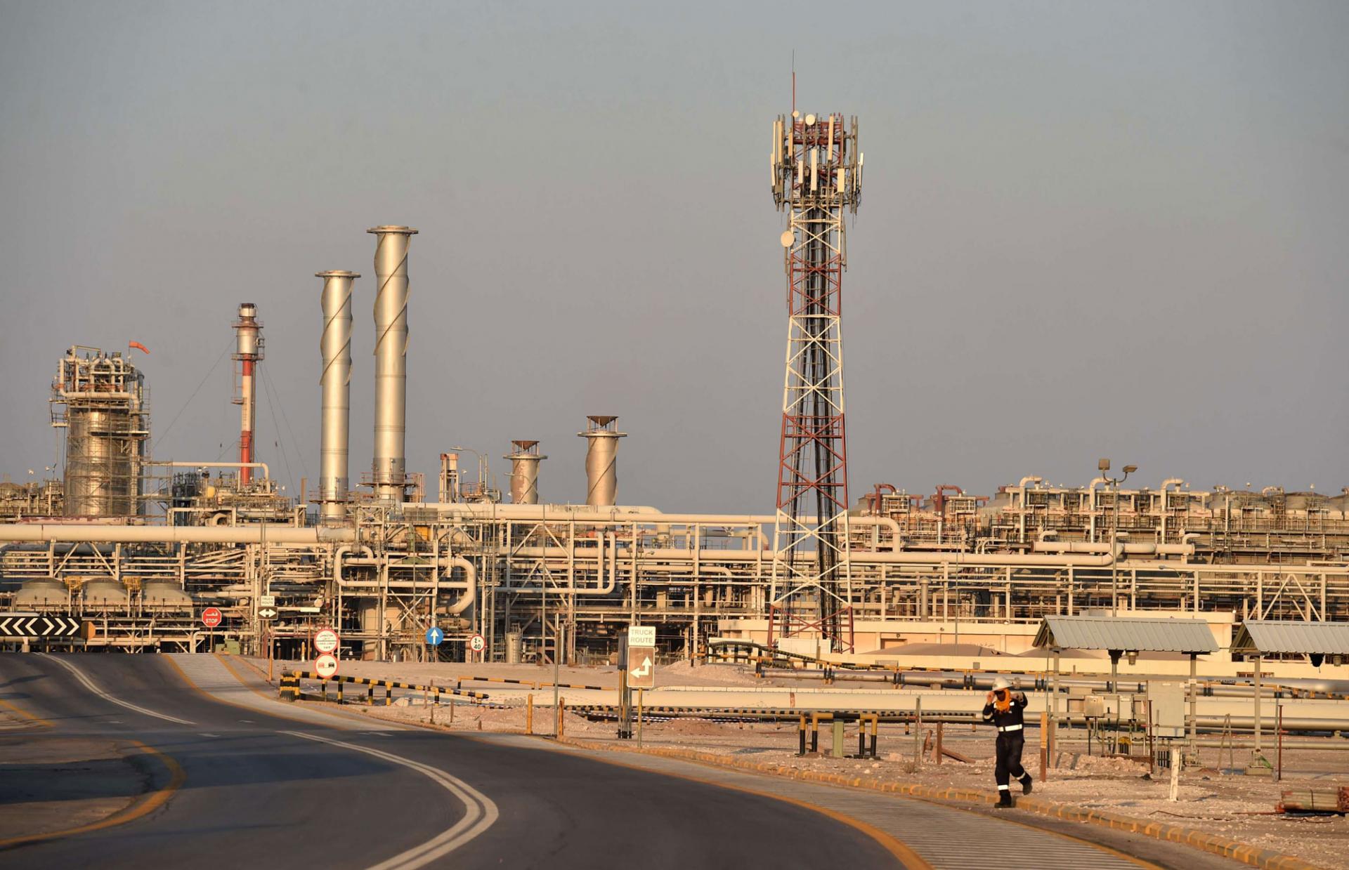 الرياض تؤيد خفض إنتاج النفط بواقع مليون برميل يوميا