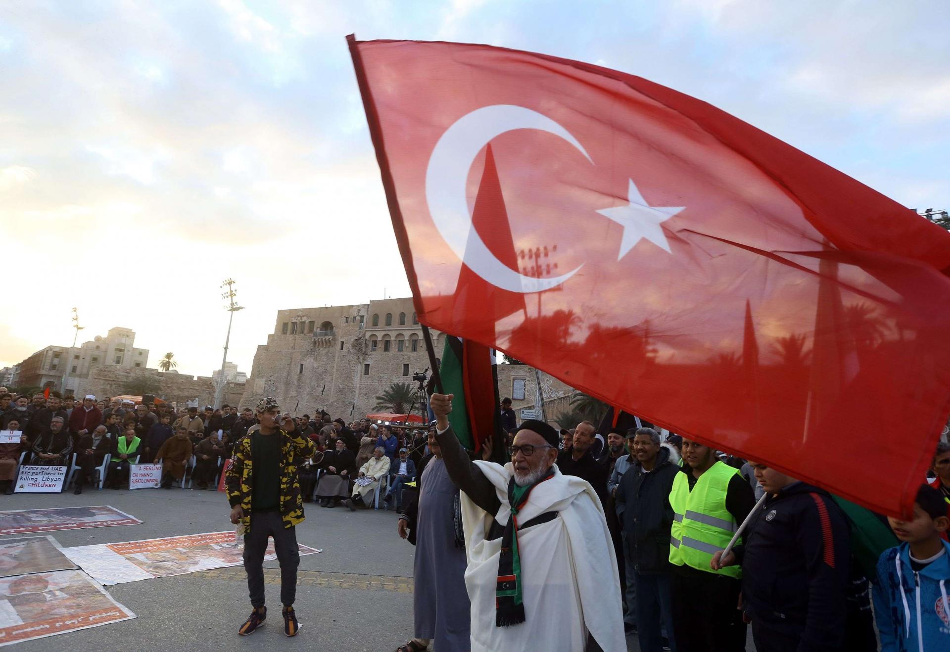 قرارات حكومة الوفاق السياسية والعسكرية تطبخ في انقرة