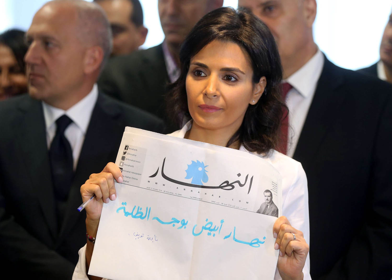 رئيس مؤسسة النهار نايلة تويني تعرض طبعة بيضاء لصحيفة النهار