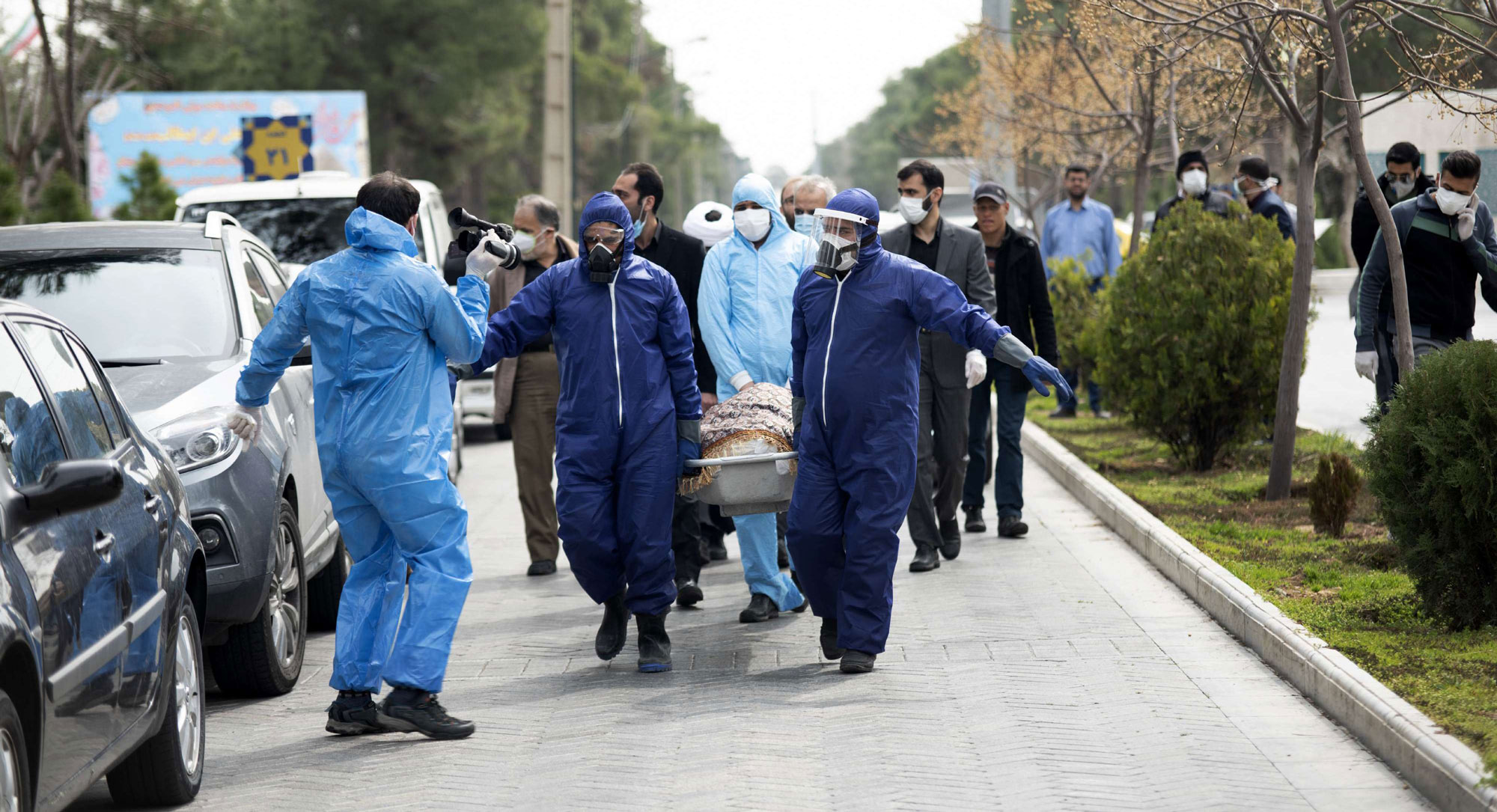 طاقم ينقل جثمان نائبة ايرانية توفيت بعد اصابتها بفيروس كورونا المستجد