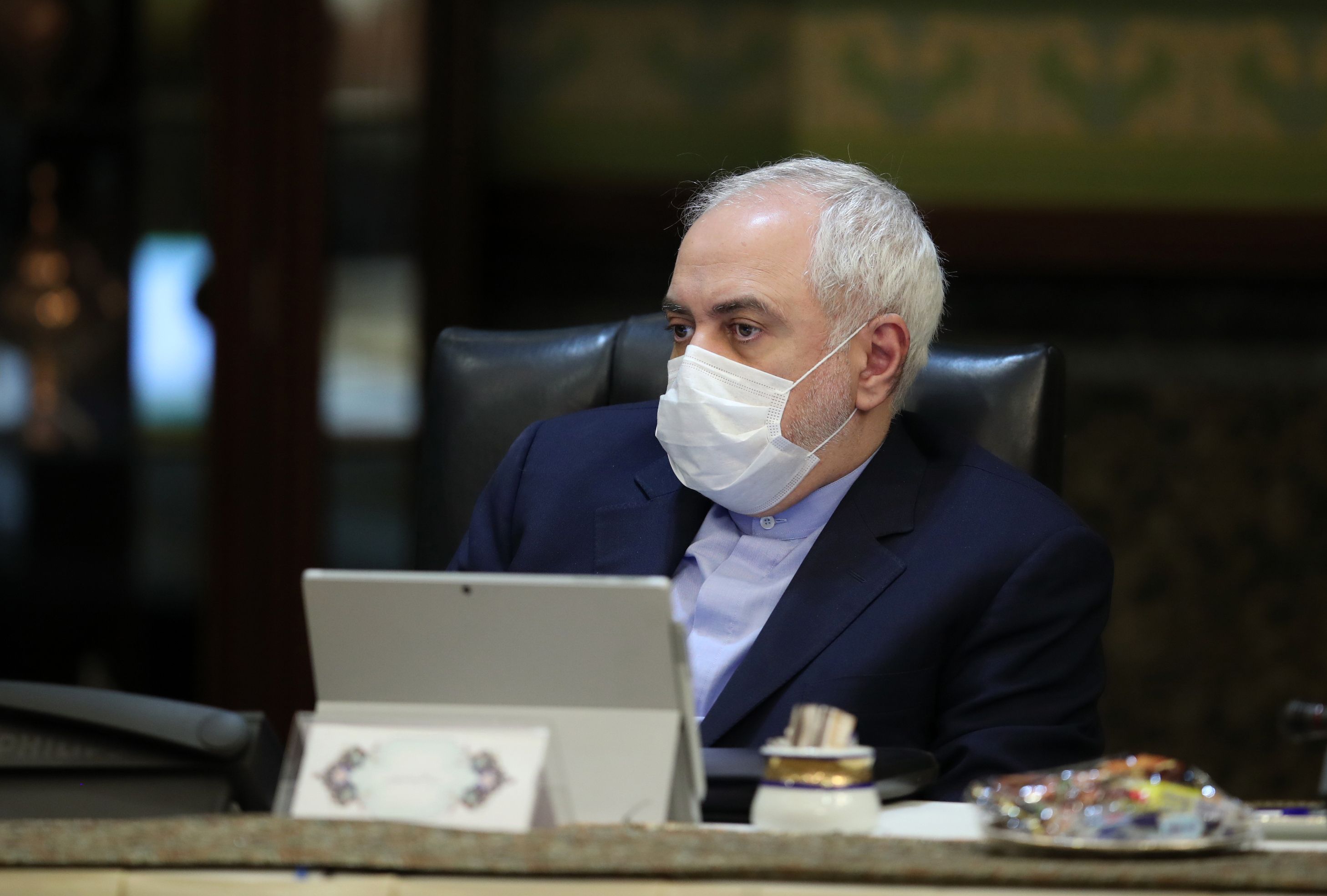 Iranian Foreign Minister Mohmmad Javad Zarif wearing a protective mask