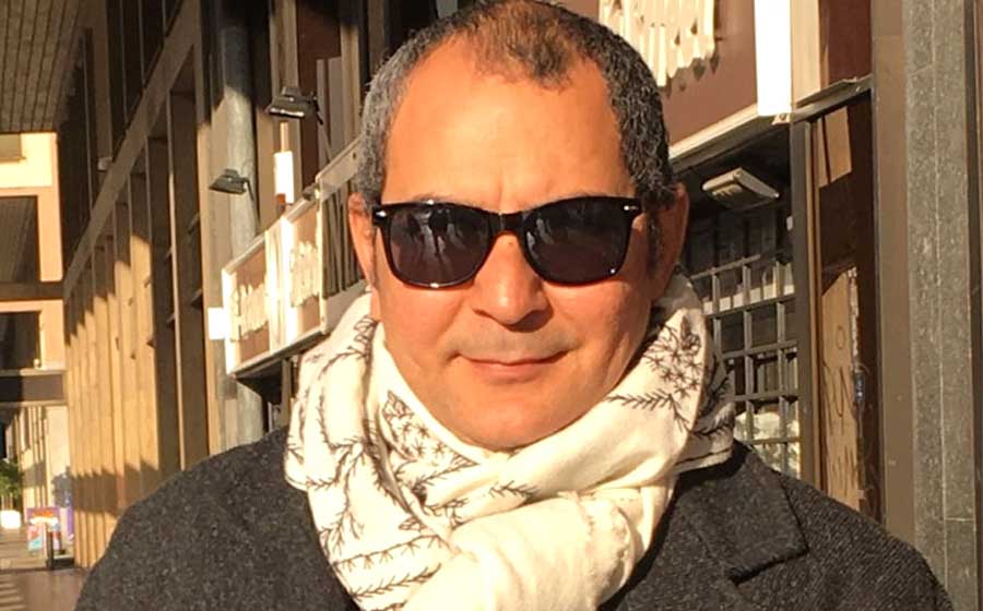 الجلوس انقسموا فريقين