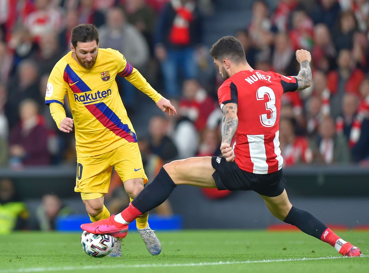 ليونيل ميسي يواجه مدافع أتلتيك بيلبا الإسباني أوناي نونيز خلال مباراة ربع نهائي كأس إسبانيا 