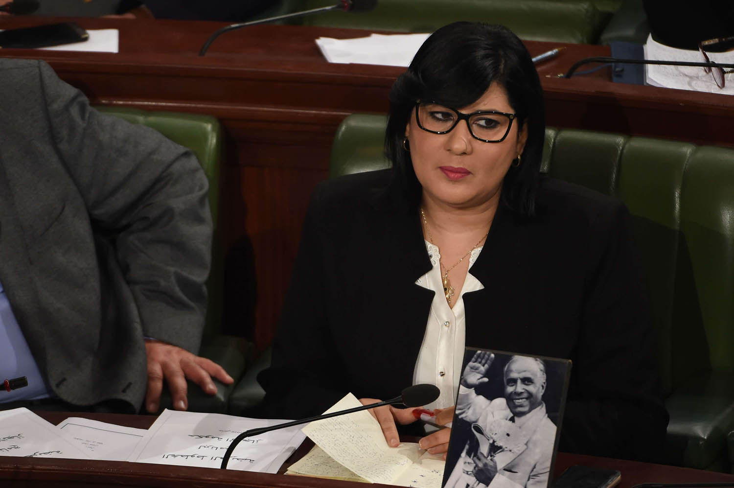عبير موسي في البرلمان التونسي ترفع صورة الرئيس السابق الحبيب بورقيبة