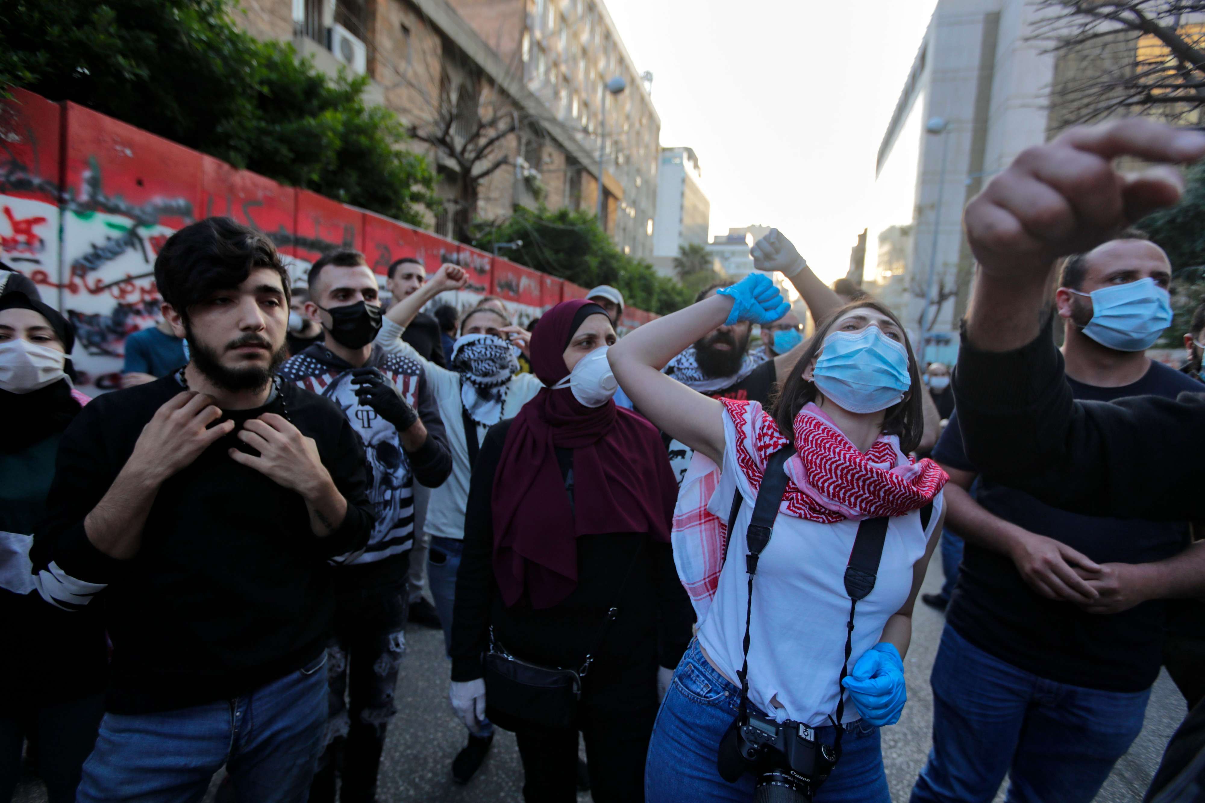 وضع معيشي صعب يدفع مئات اللبنانيين للخروج مجددا للاحتجاج في مناطق متفرقة