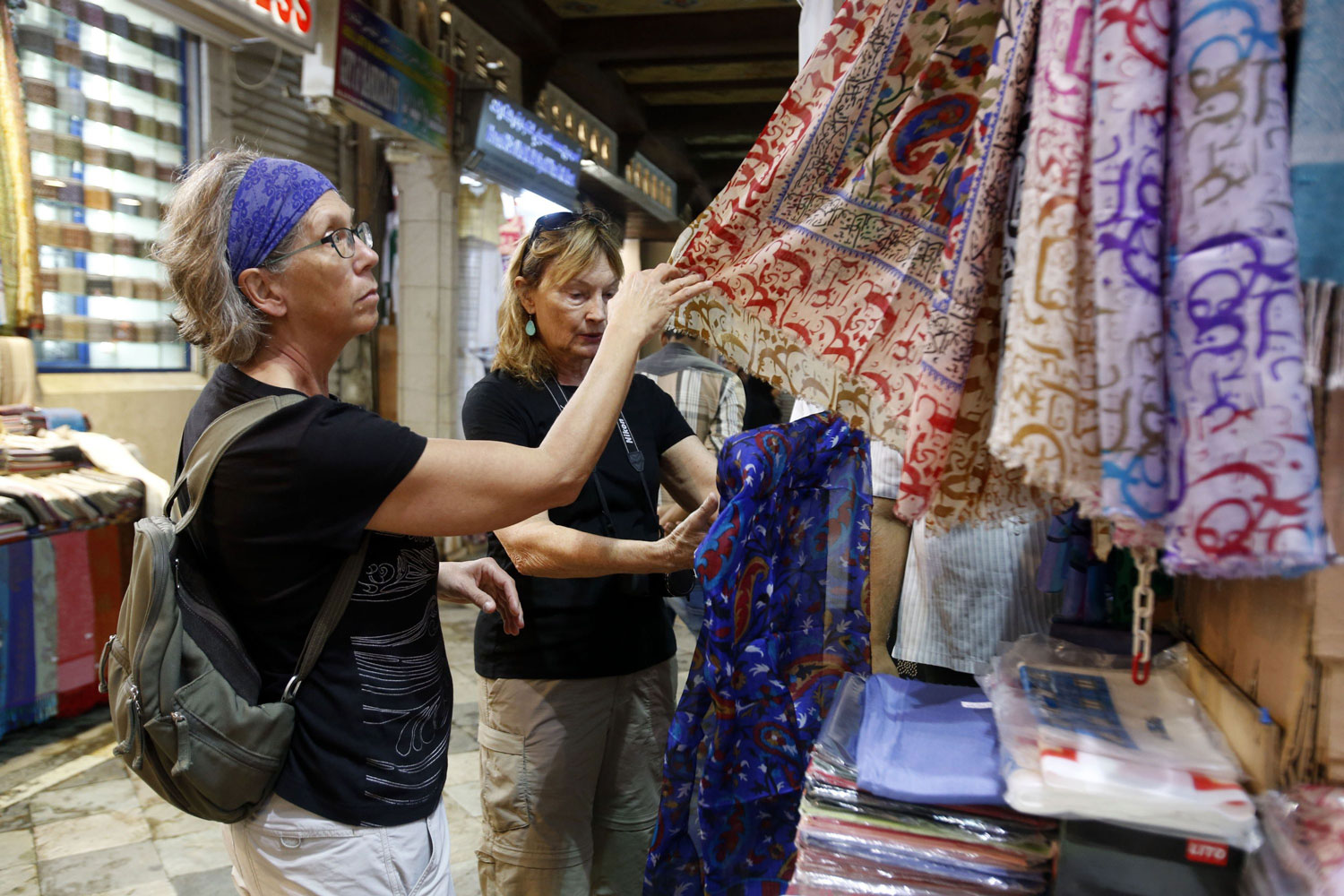 سوق سياحي للأقمشة في سلطنة عمان