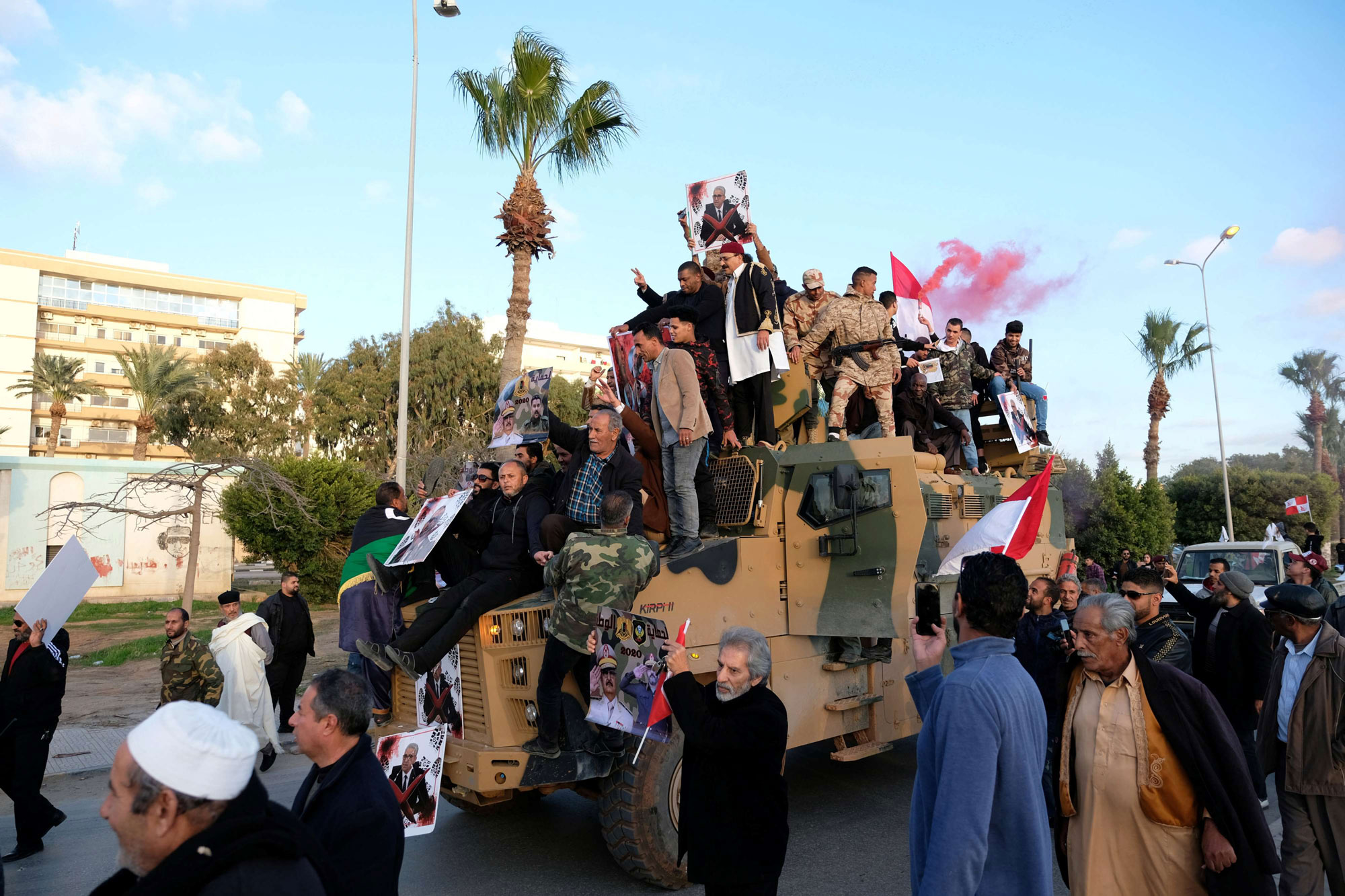 مسيرات داعمة للجيش الوطني الليبي تطالب حفتر بقيادة المرحلة الحالية