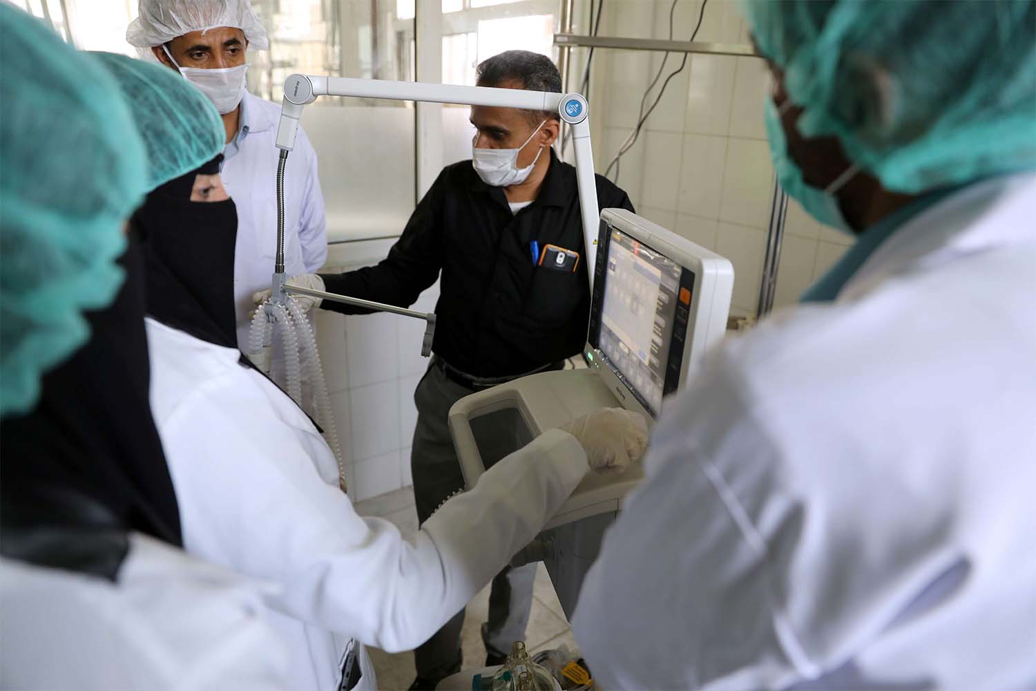 Nurses receive training on using ventilators in Sanaa