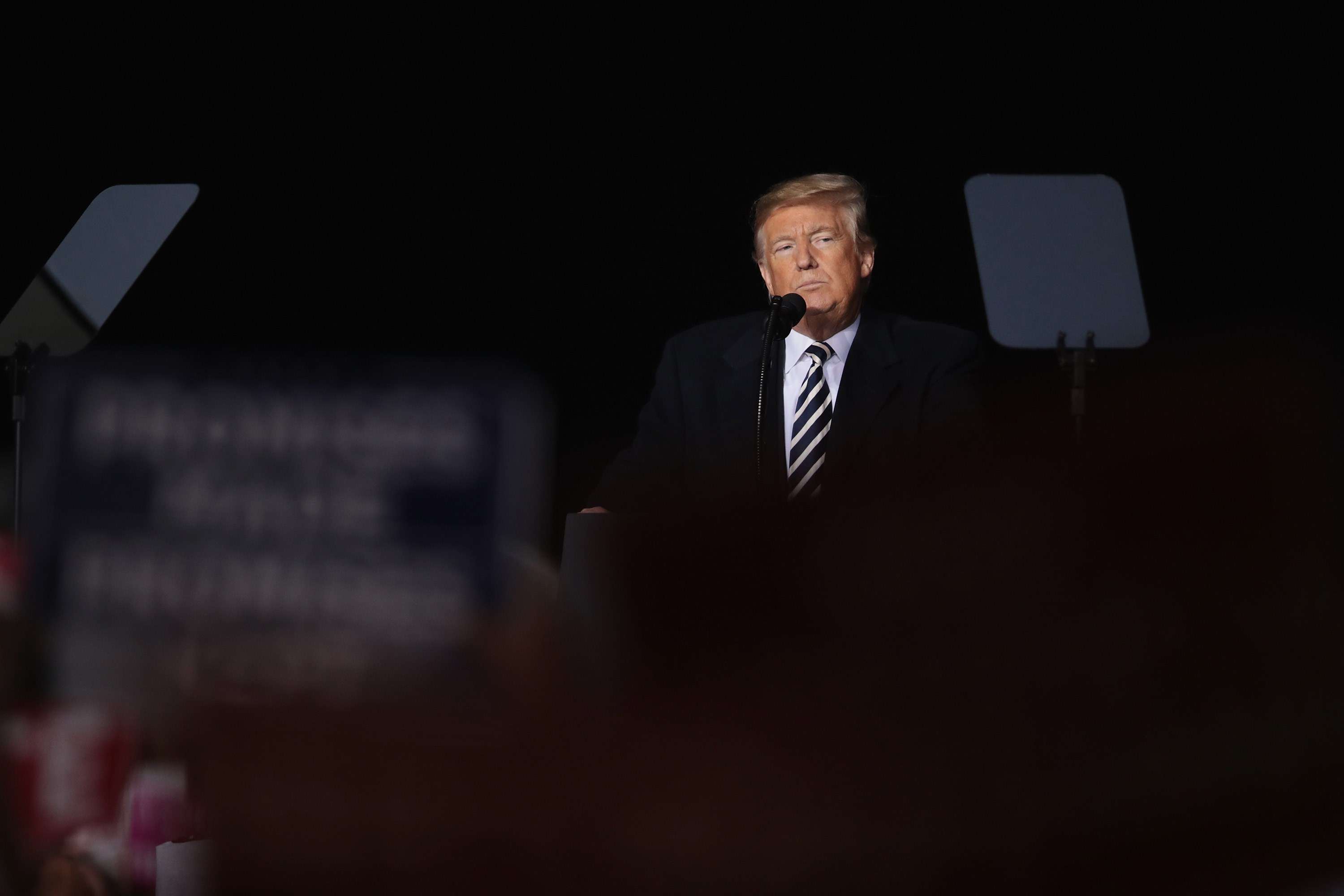 ترامب يقيل من ينتقده في إدارة البلاد ويستبدلهم بموالين له