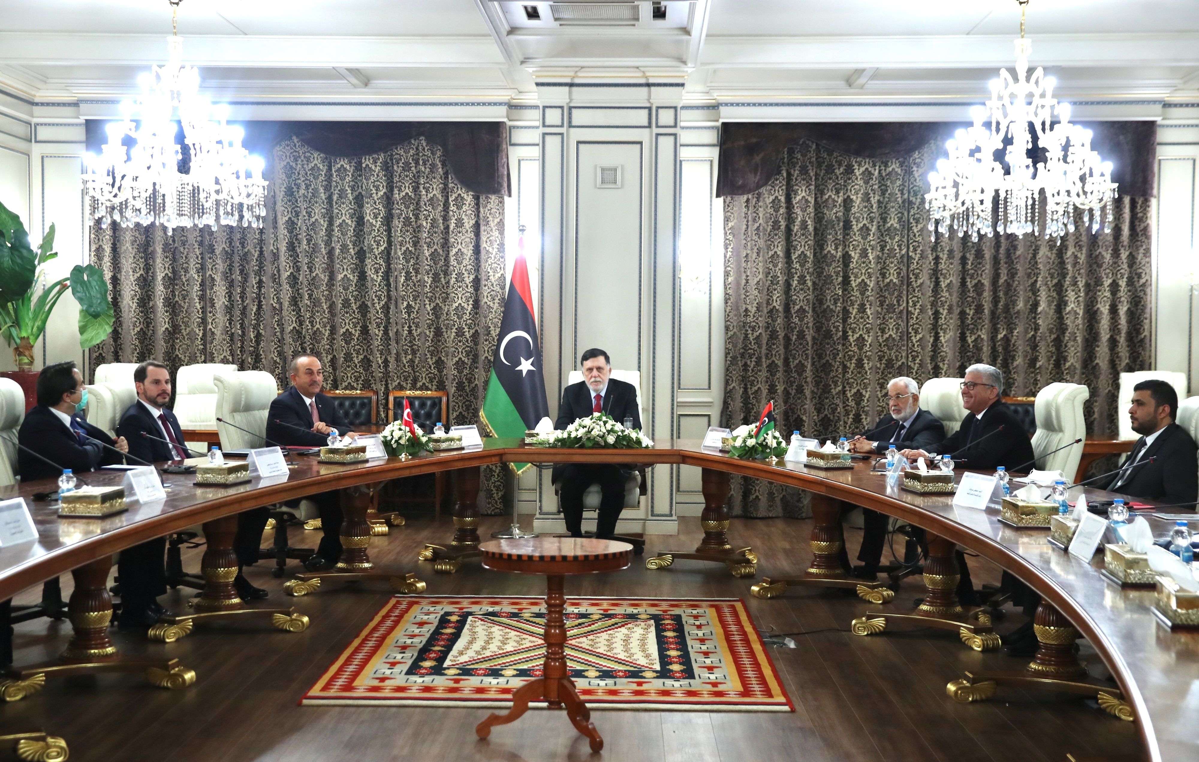 السراج يقدم لتركيا ما تريد في ليبيا لحفظ مكانته