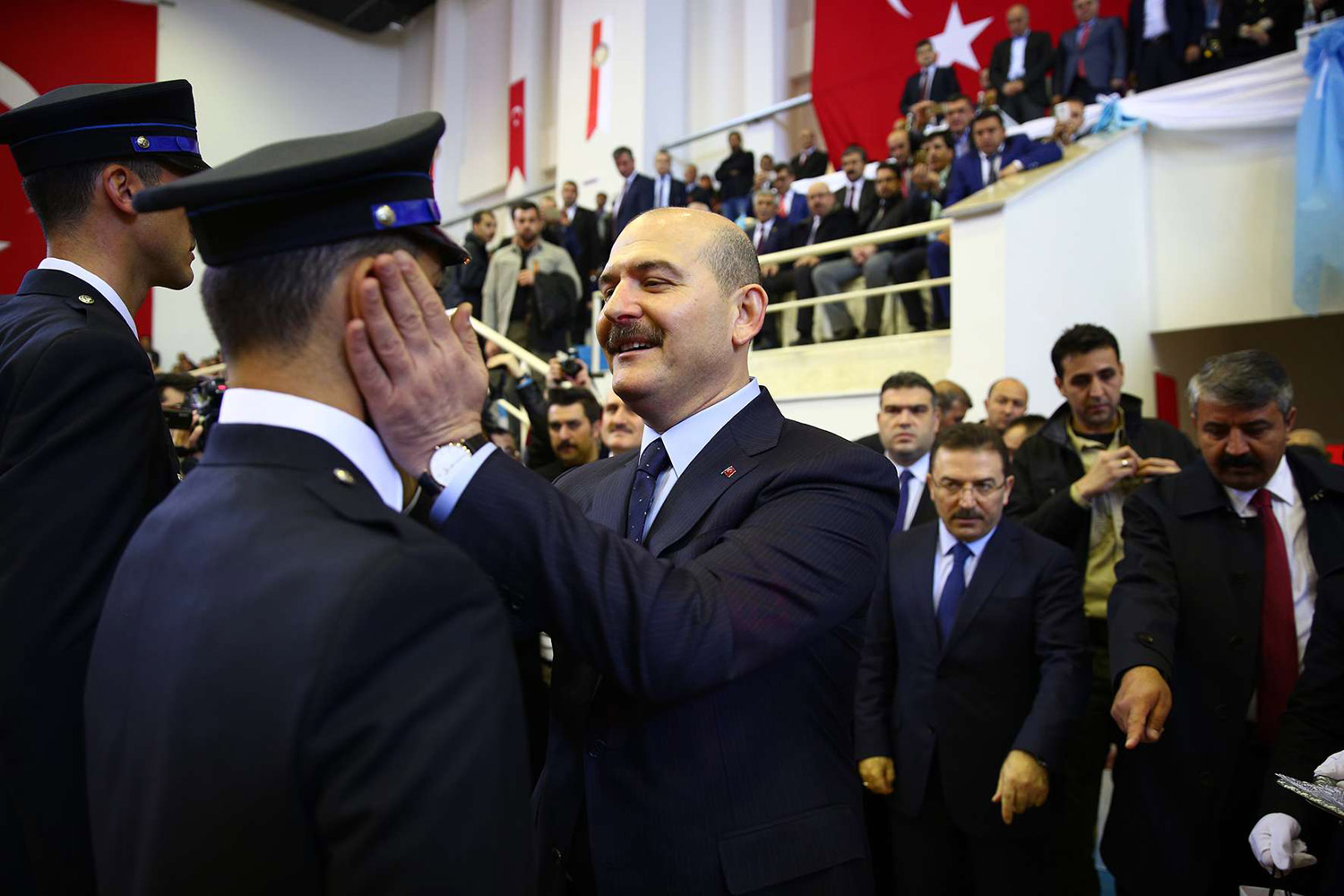 الولاء التام لأردوغان أو السجن في تركيا