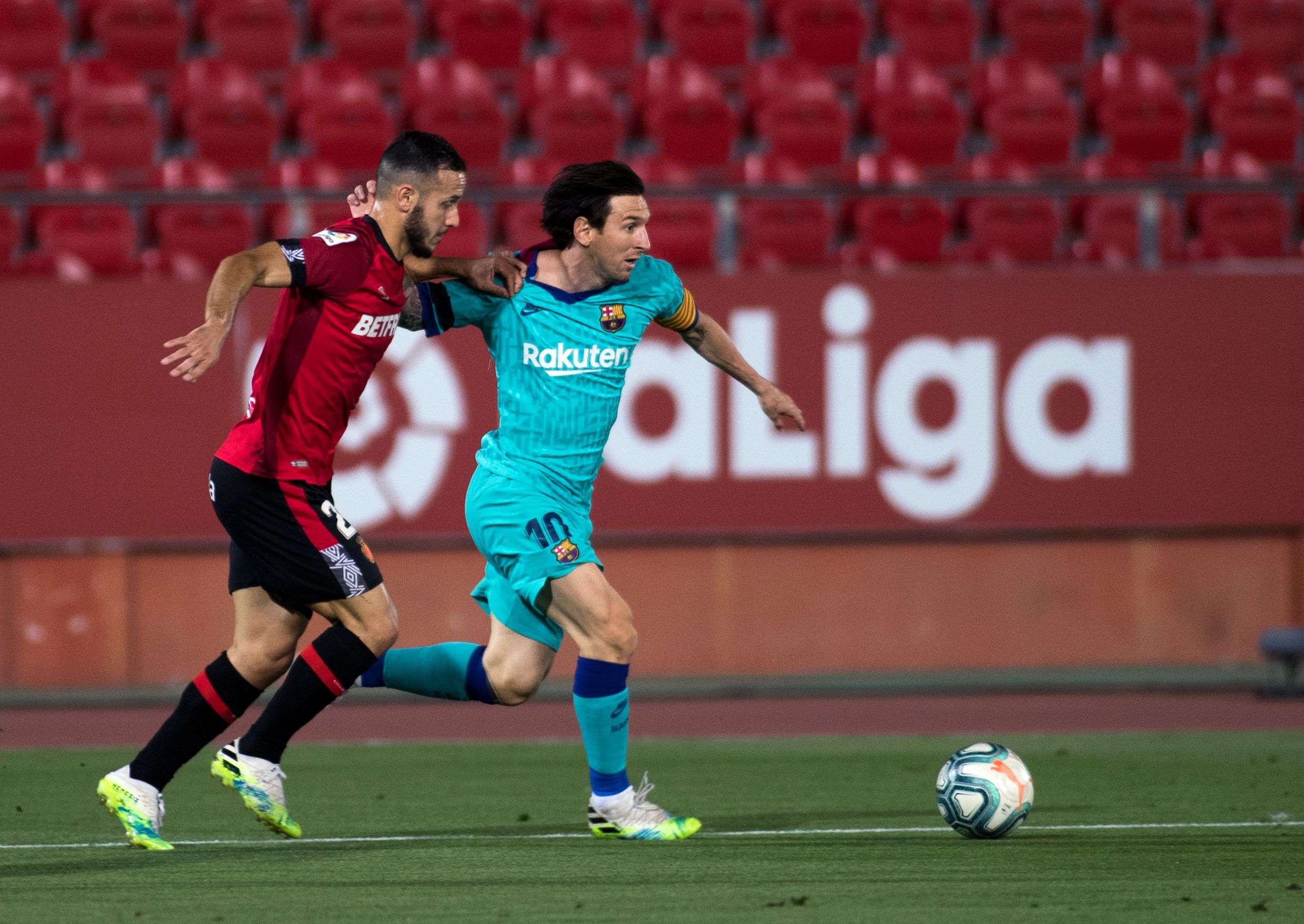 الفريق الكتالوني يبتعد بفارق خمس نقاط مؤقتا أمام مطارده المباشر ريال مدريد