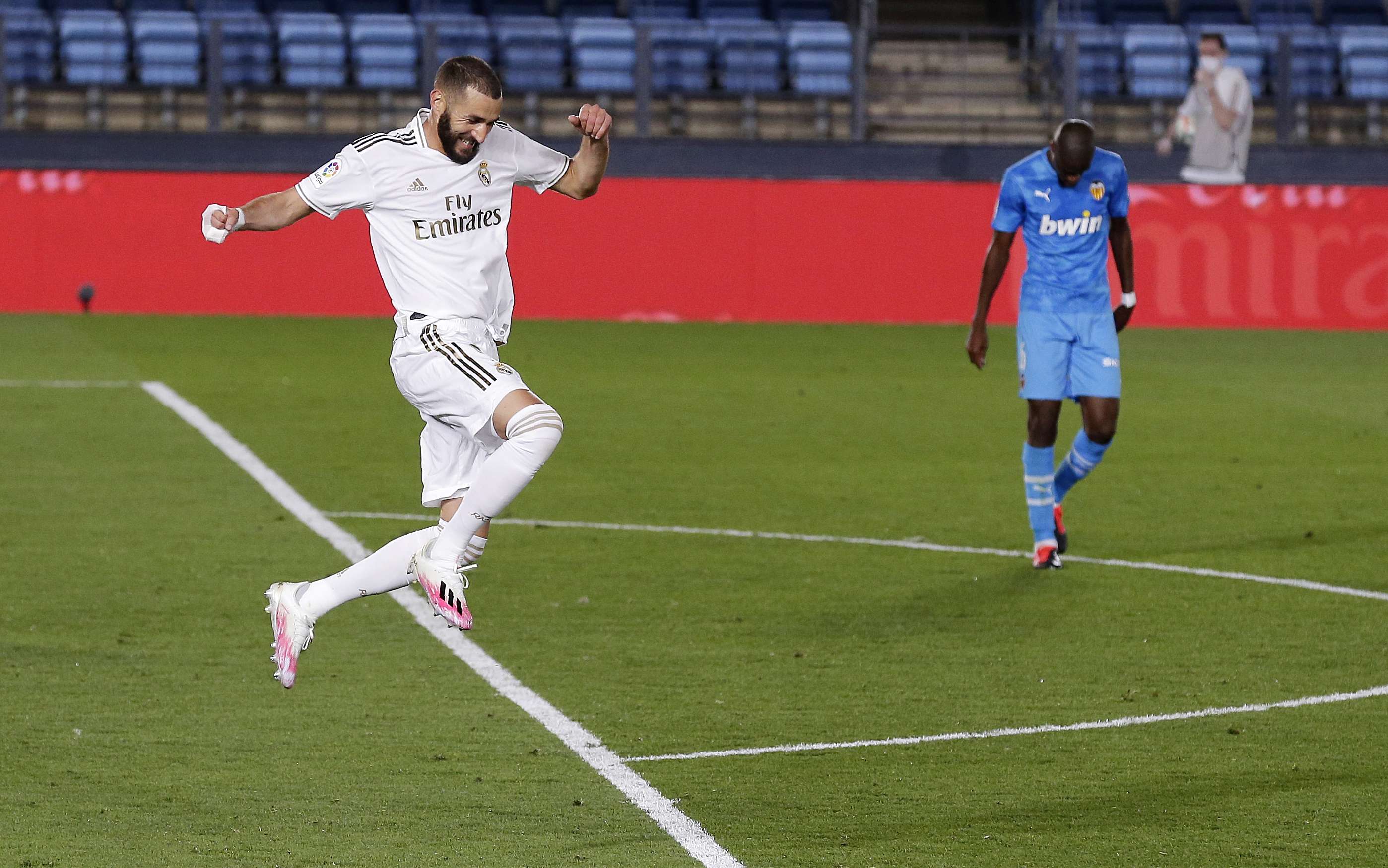 بنزيمة يتابع أدائه التهديفي اللافت في الموسم