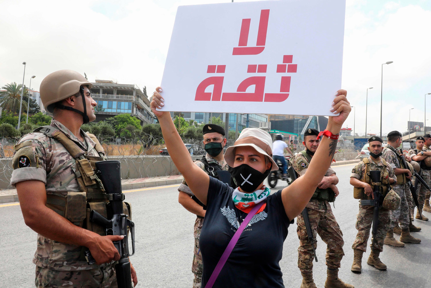 حوار طرشان بين الشارع والمسؤولين في لبنان