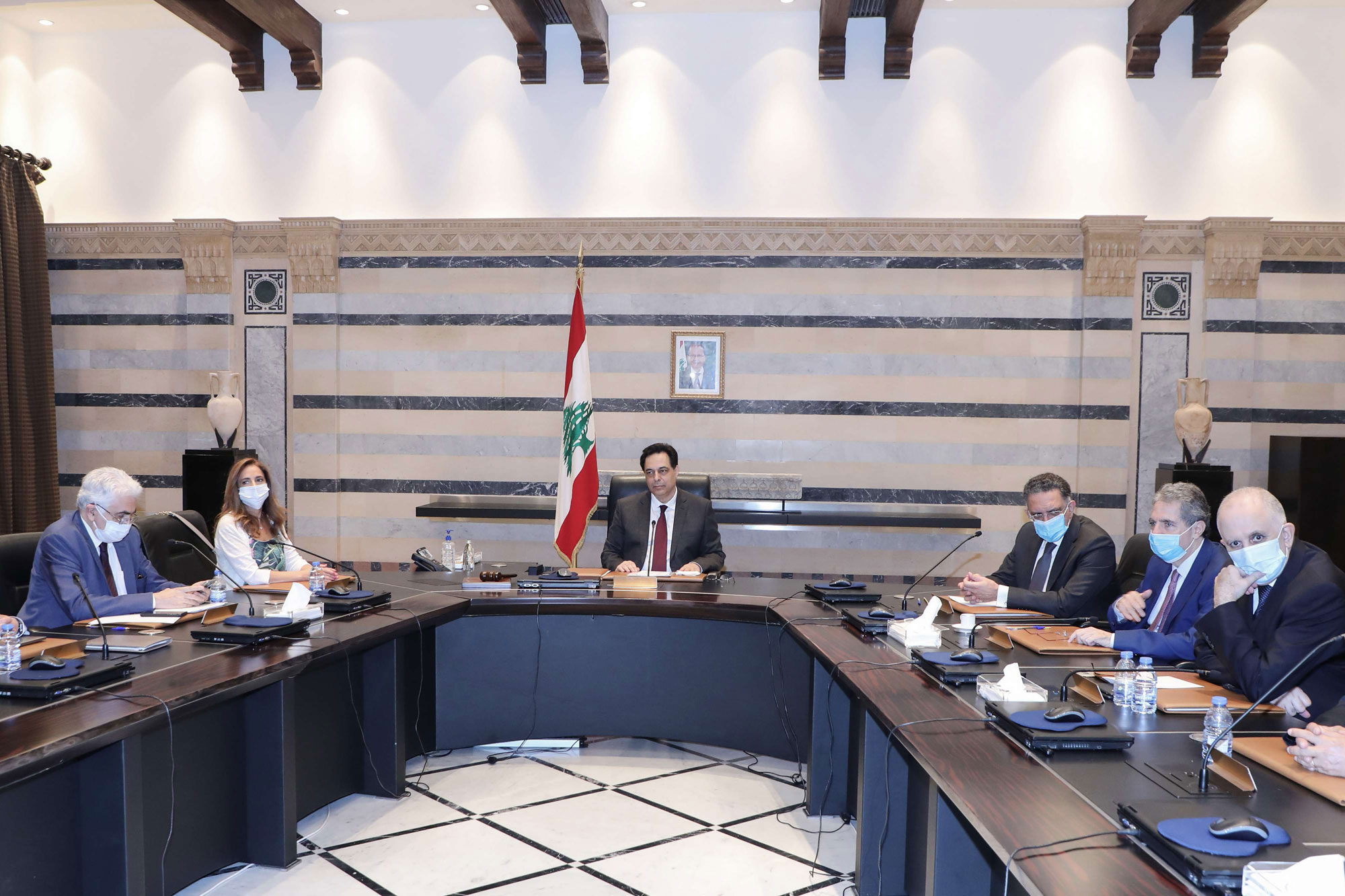 حكومة دياب تشق طريقا مضنيا لتجاوز الأزمة الاقتصادية