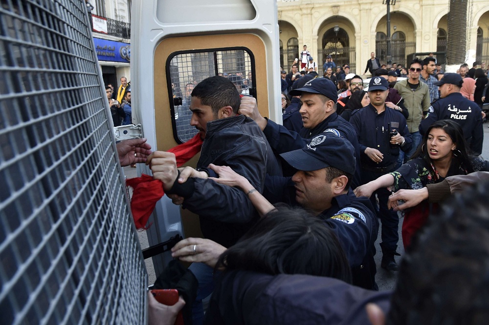 محاولات لا تهدأ لاخماد الحراك الجزائري