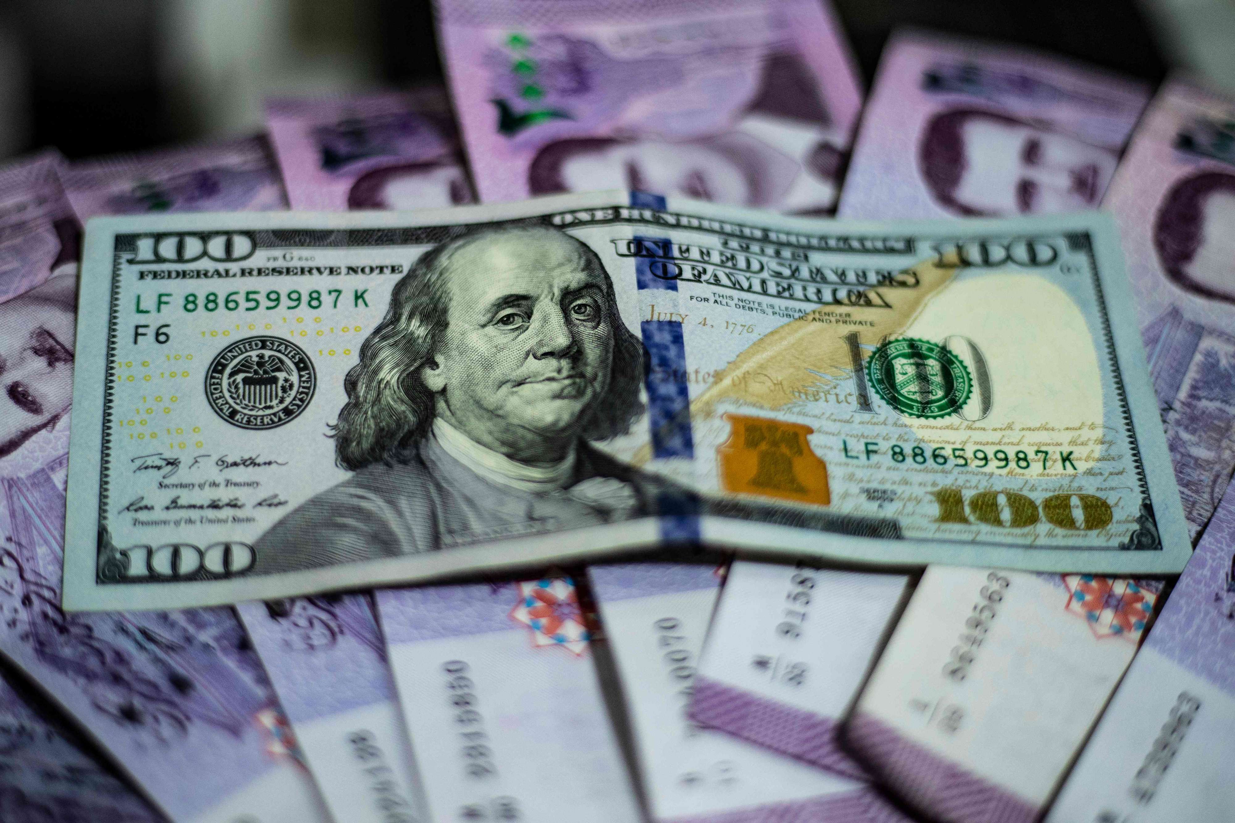 الليرة تسجل ادنى مستوى لها مقابل الدولار بعد سنوات من الاستقرار