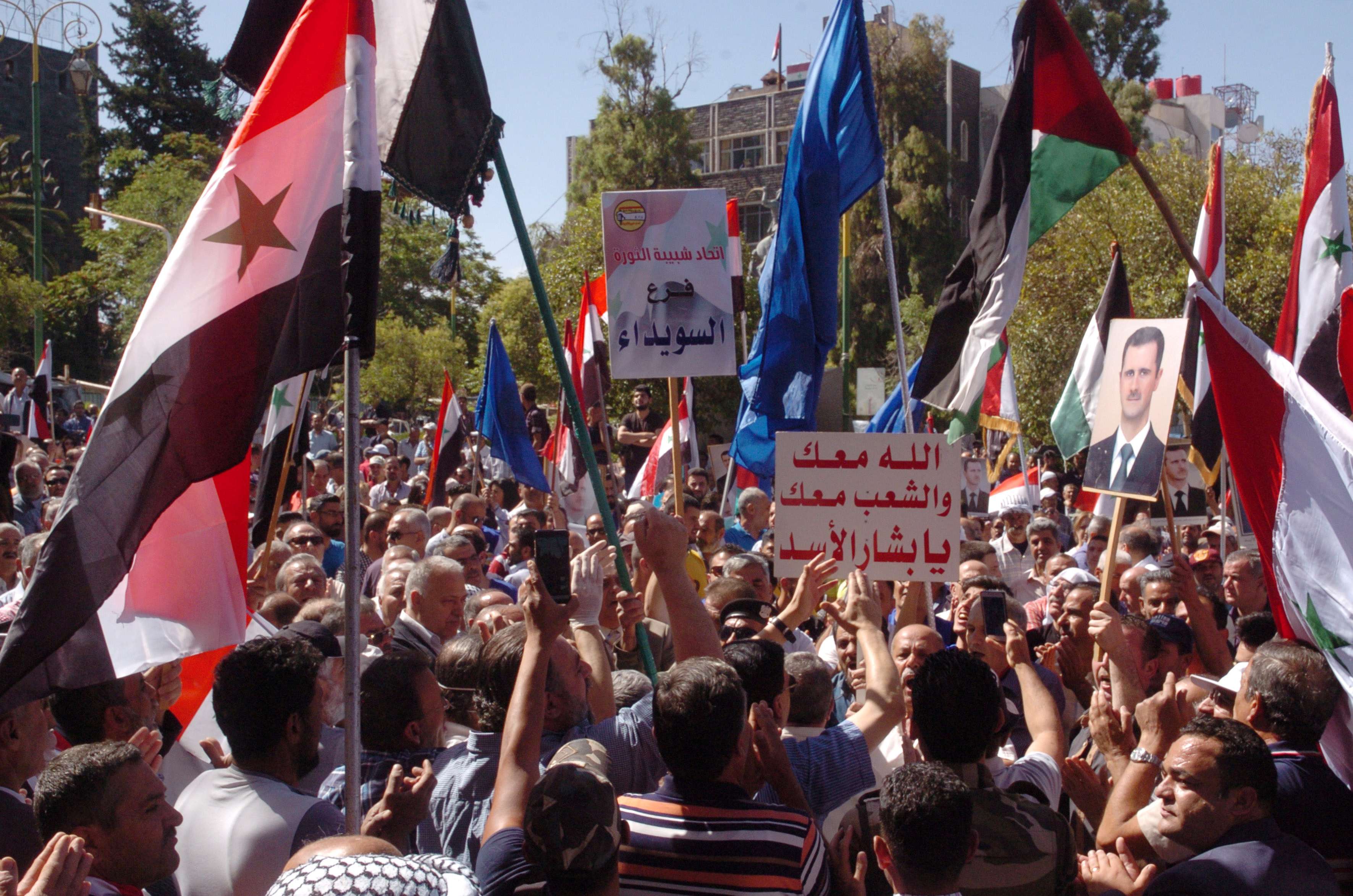 انصار الاسد يتظاهرون تاييدا له في مدينة السويداء