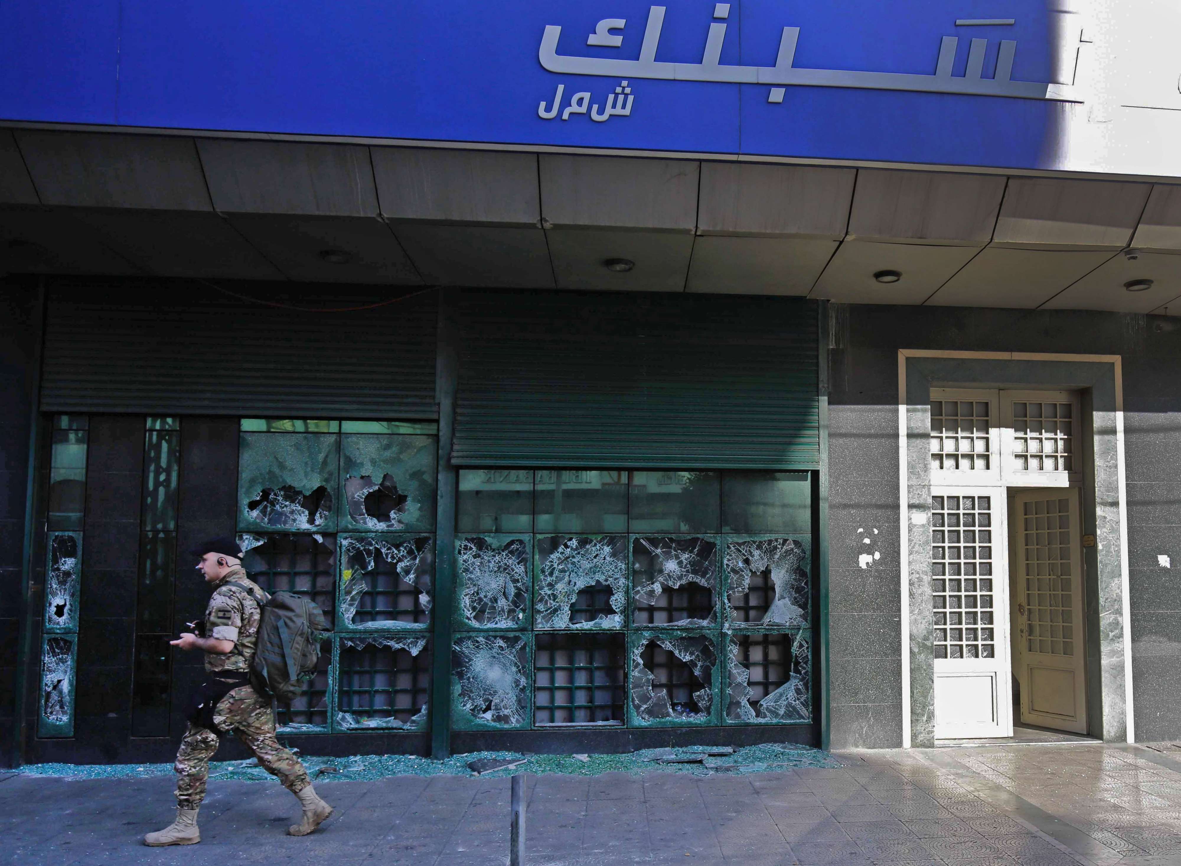 الجيش اللبناني تدخل لمنع استهداف المصارف