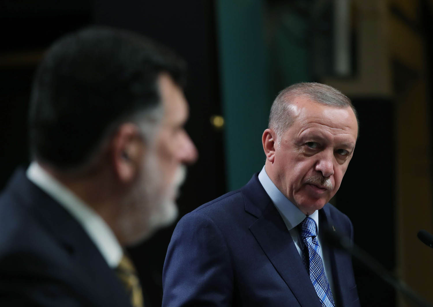 الرئيس التركي رجب طيب أردوغان في مؤتمر صحفي مع رئيس حكومة الوفاق الليبية فايز السراج