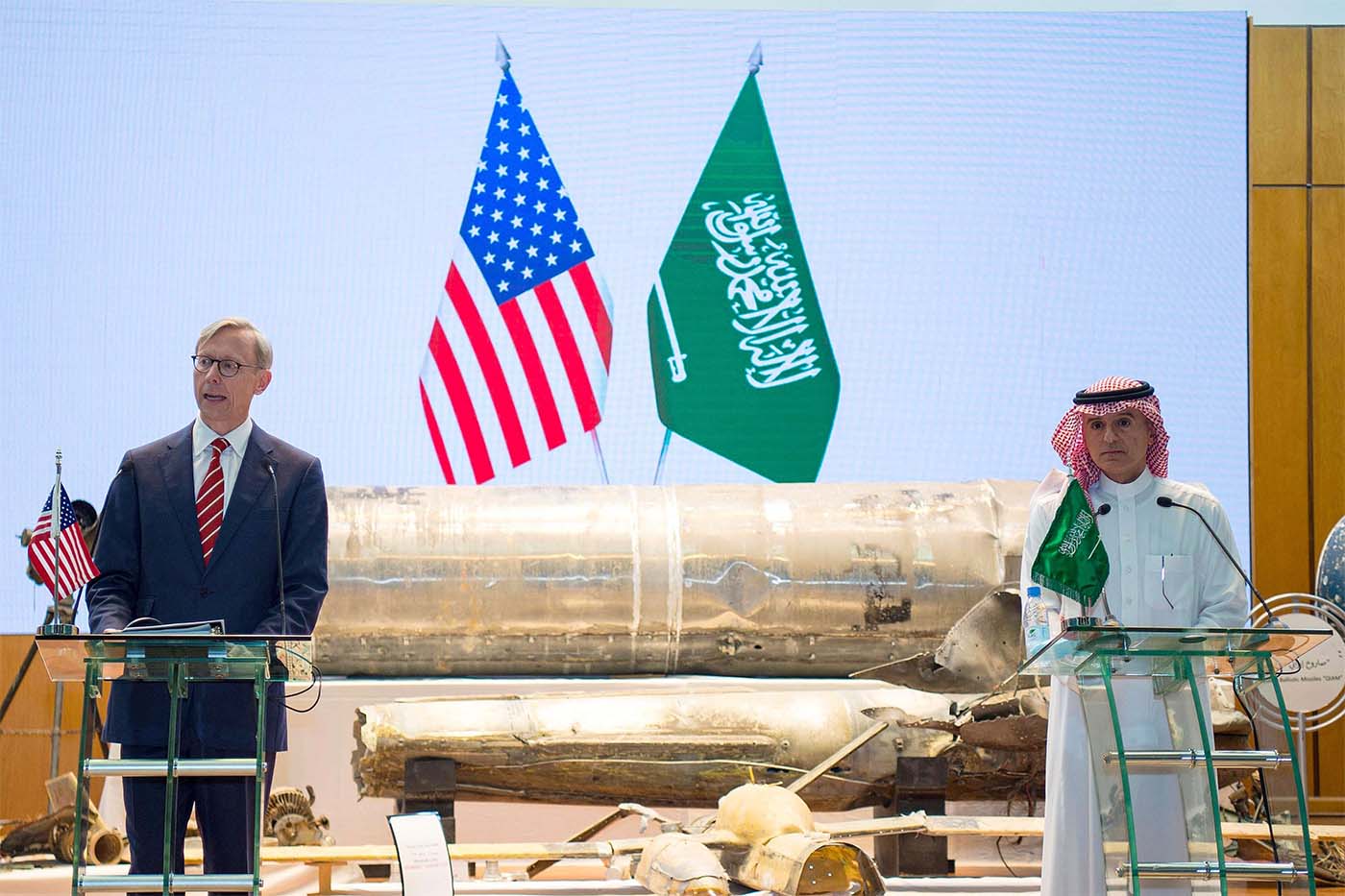 Saudi Minister of State for Foreign Affairs Adel al-Jubeir (R) and US Special Representative for Iran Brian Hook attend a joint press conference in Riyadh