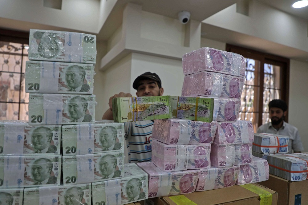 الليرة التركية تصل أدنى مستوى لها مقابل الدولار
