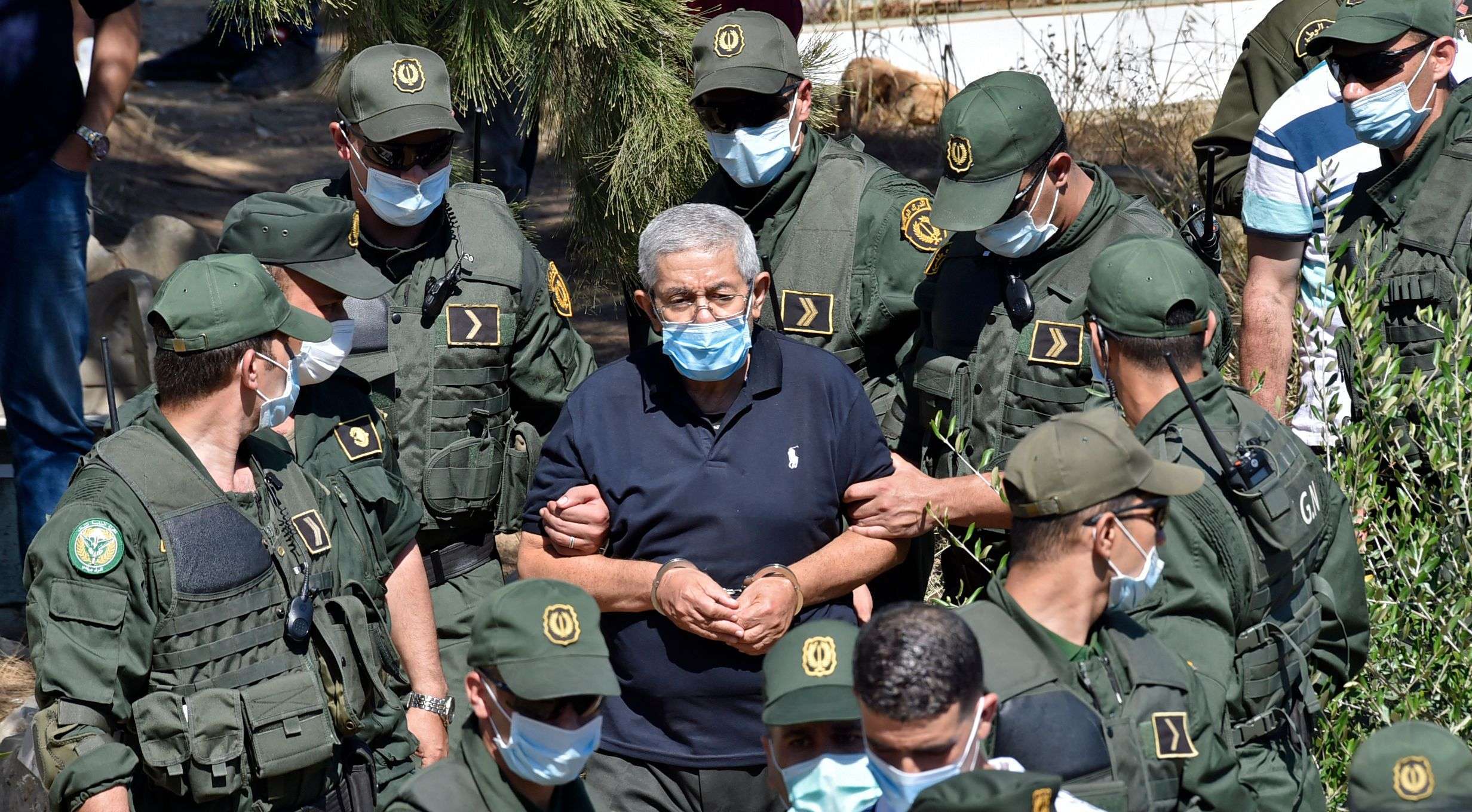 أحمد أويحيى حضر قبل فترة جنازة شقيقه ومحاميه في نفس الوقت مكبل اليدين