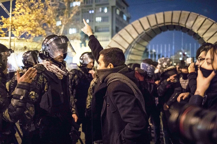 الايرانيون لا يأبهون بالقوة الأمنية الضاربة التي أخرست السنتهم لعقود