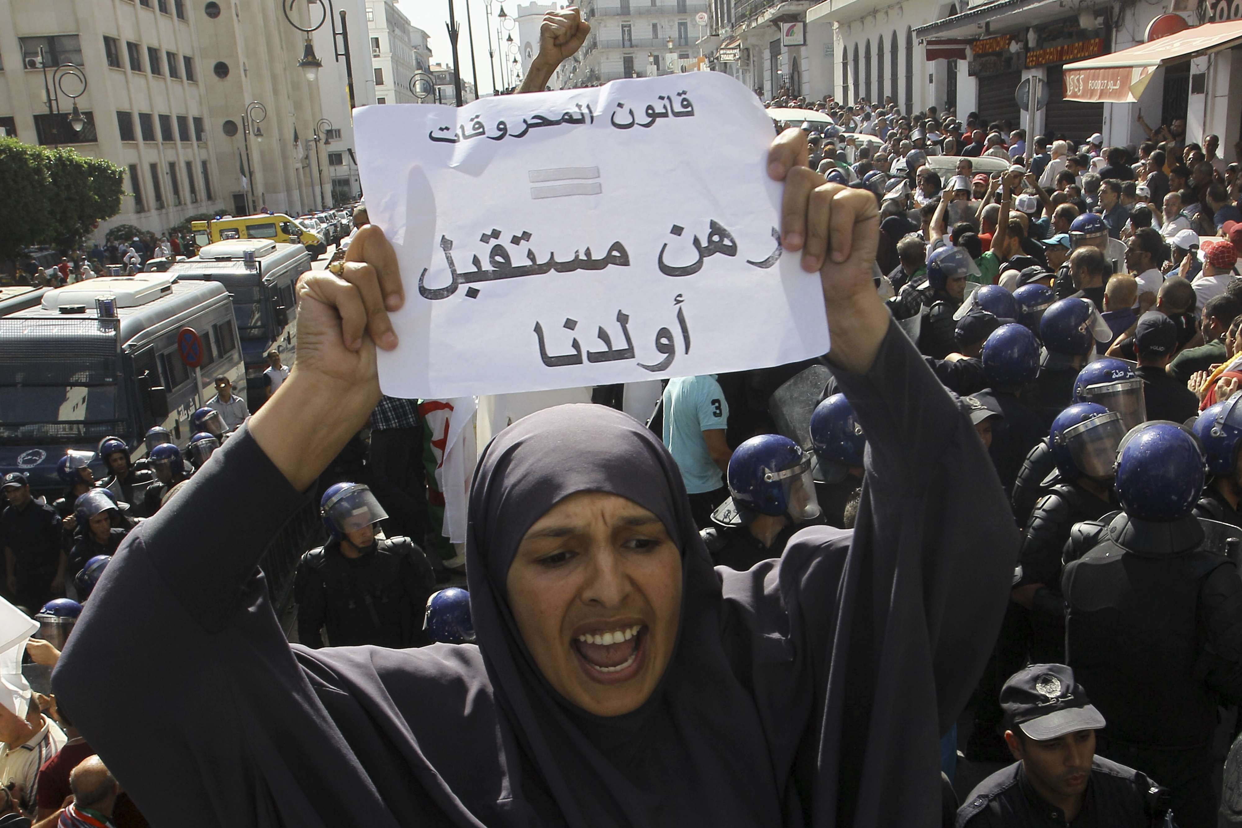 الجزائريون رفضوا السياسات التقشفية للحكومة خاصة الترفيع في اسعار الوقود