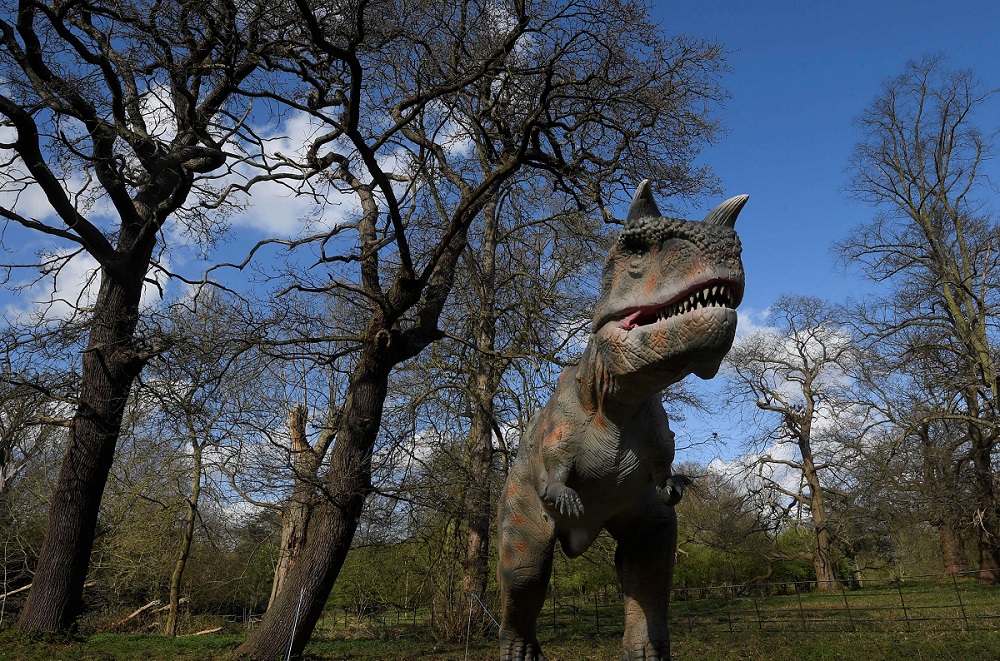نموذج لديناصور متحرك بالحجم الطبيعي في حديقة بلندن