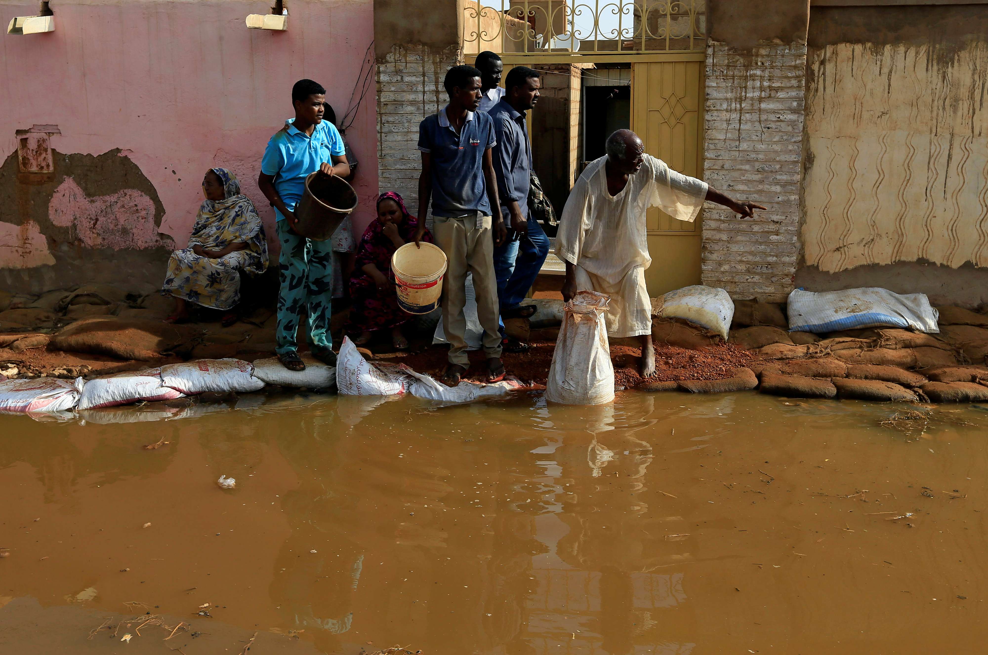 آلاف السودانيون عالقون في مياه الفيضانات