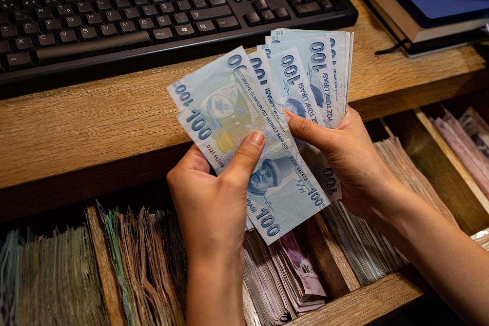 الليرة التركية تتقلب بين انهيار وآخر