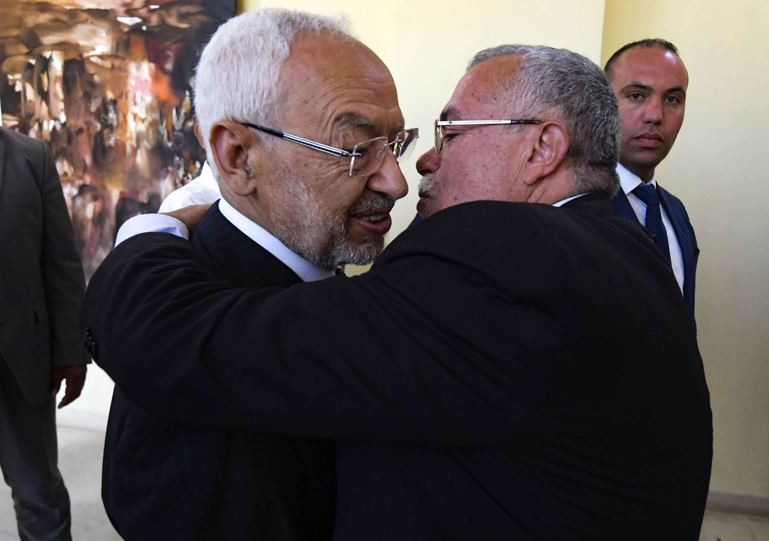 القيادي في النهضة نورالدين البحيري يقبل رئيس الحركة راشد الغنوشي