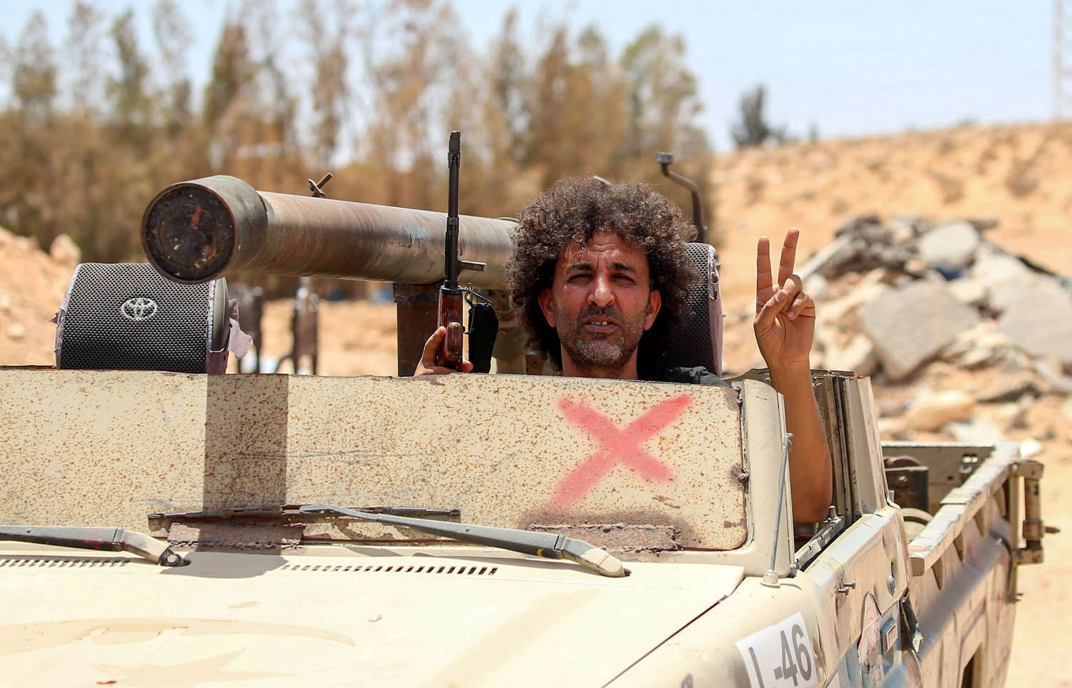 مقاتل من حكومة الوفاق في حشد عسكري قريب من سرت