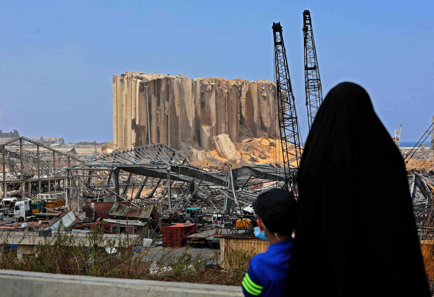صوامع ميناء بيروت المدمرة