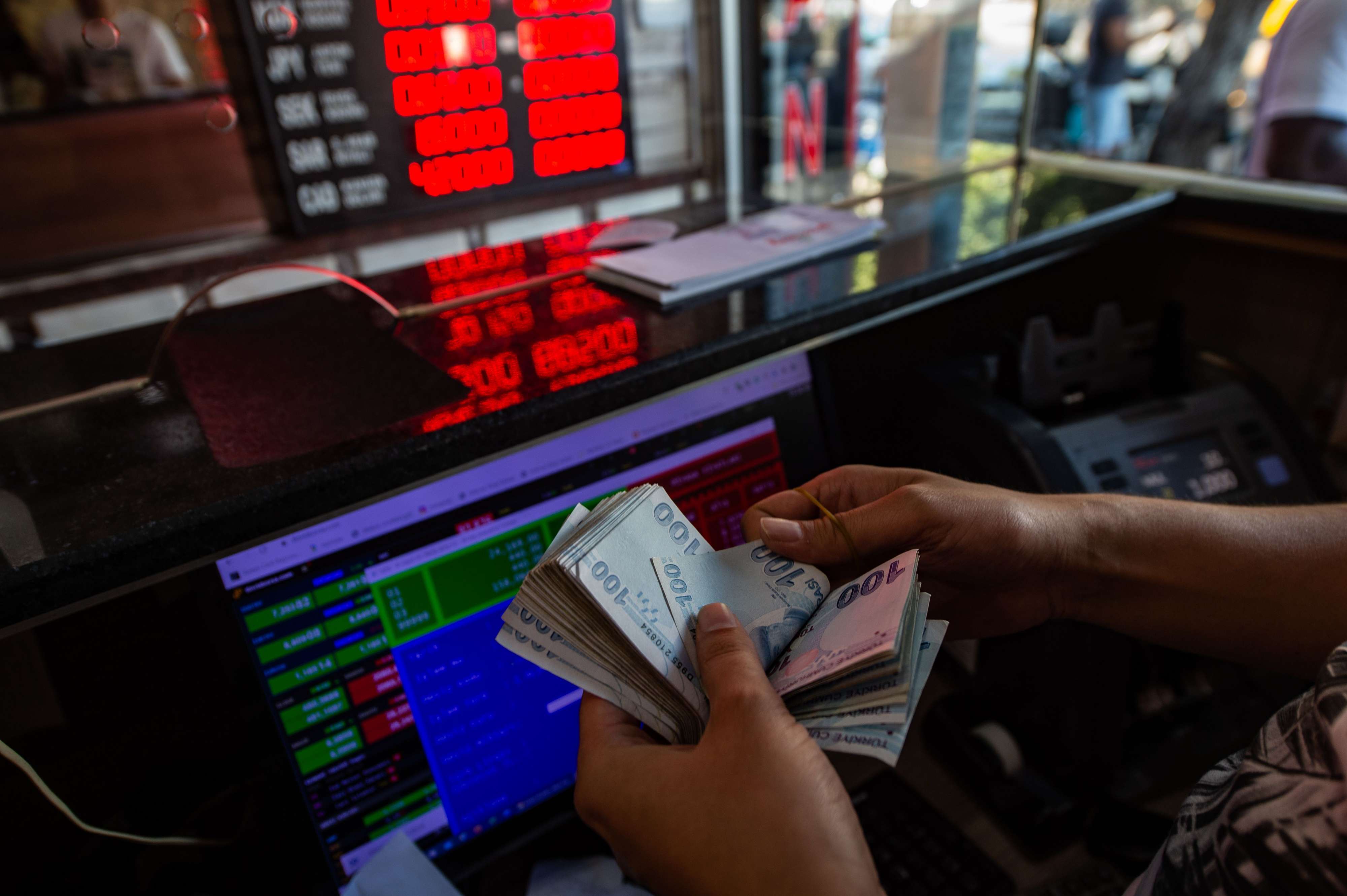 الليرة التركية تتقلب بين انهيار وآخر 