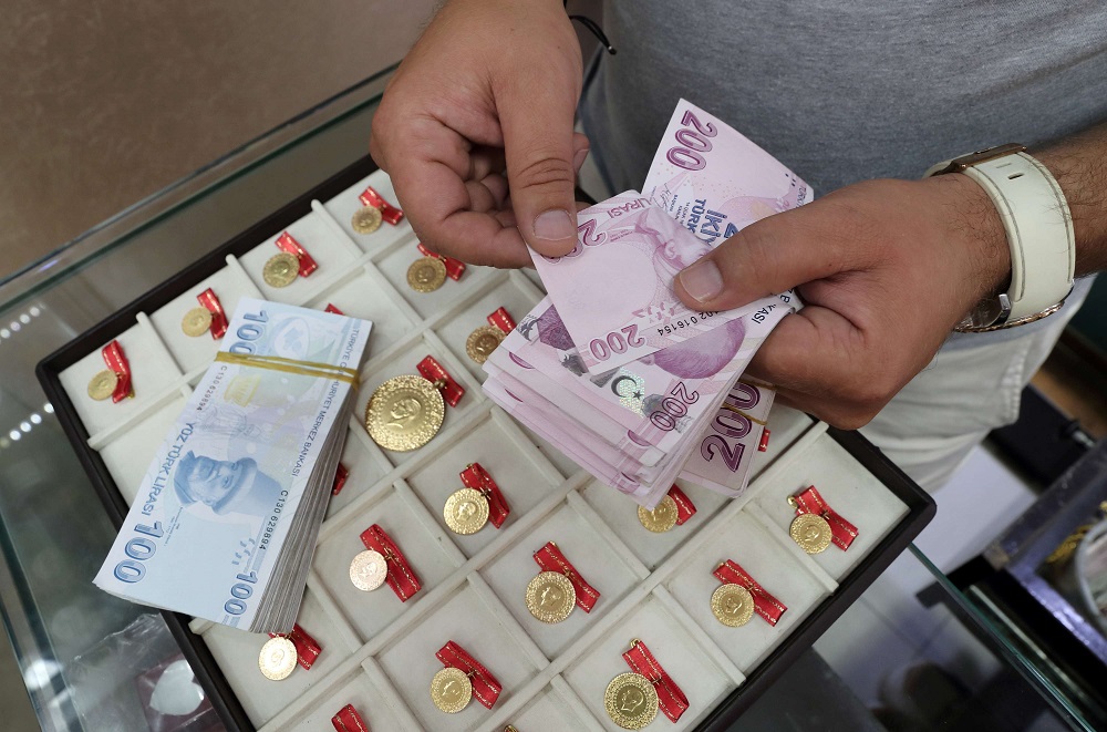 انهيار تلو الآخر لليرة التركية 