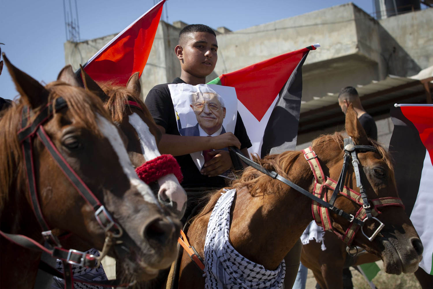 صبي فلسطيني يرفع صورة الرئيس محمود عباس