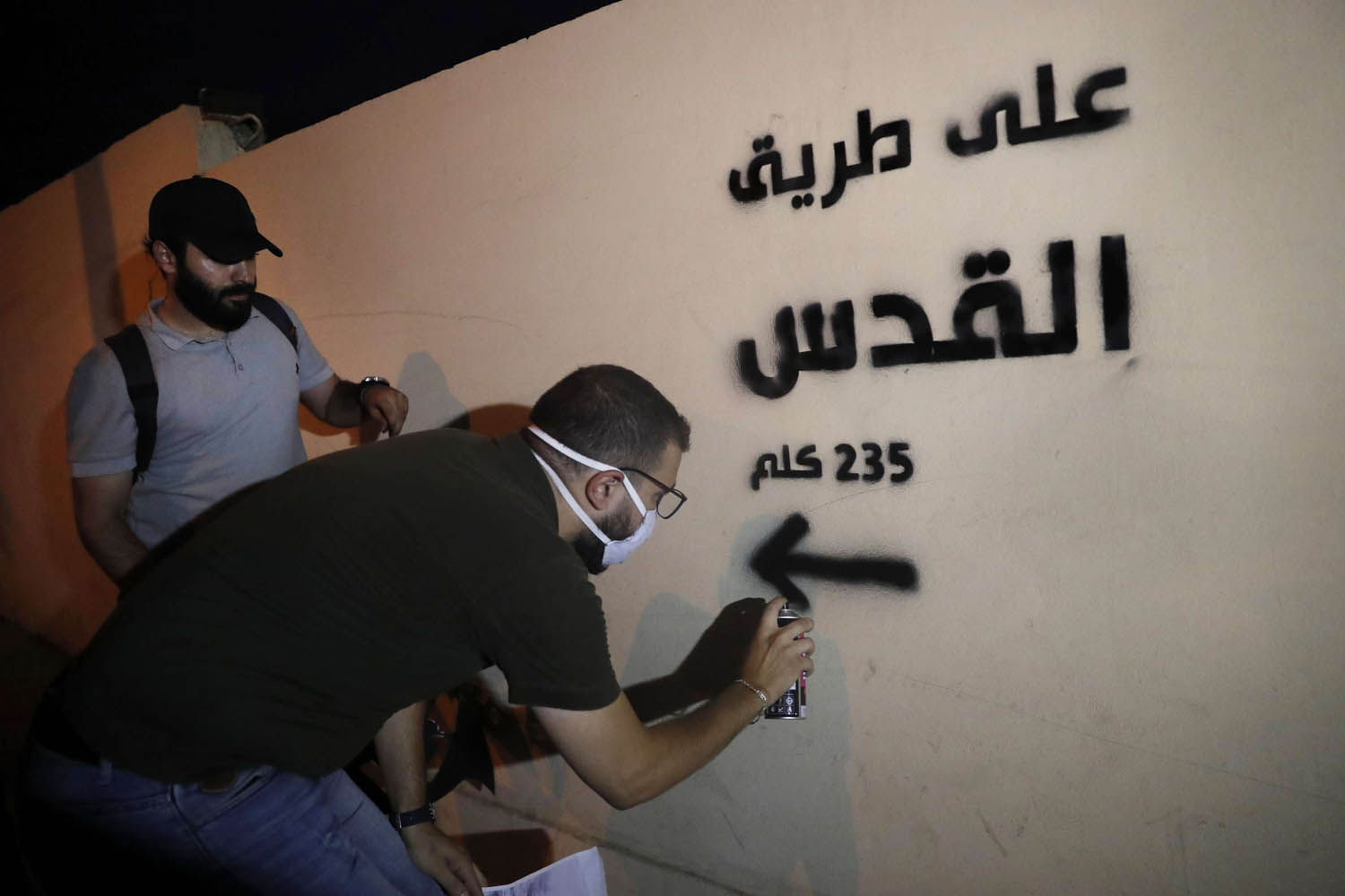 ناشطون من حزب الله يخطون على جدران في بيروت في اشارة للقدس