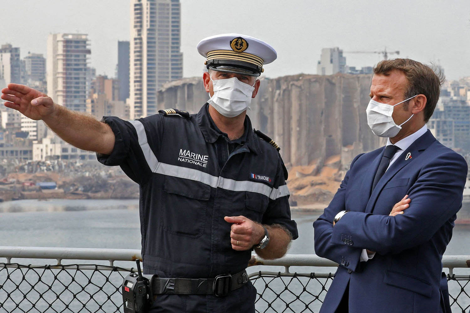 الرئيس الفرنسي ايمانويل ماكرون يتفقد بيروت من سطح حاملة طائرات هليكوبتر فرنسية