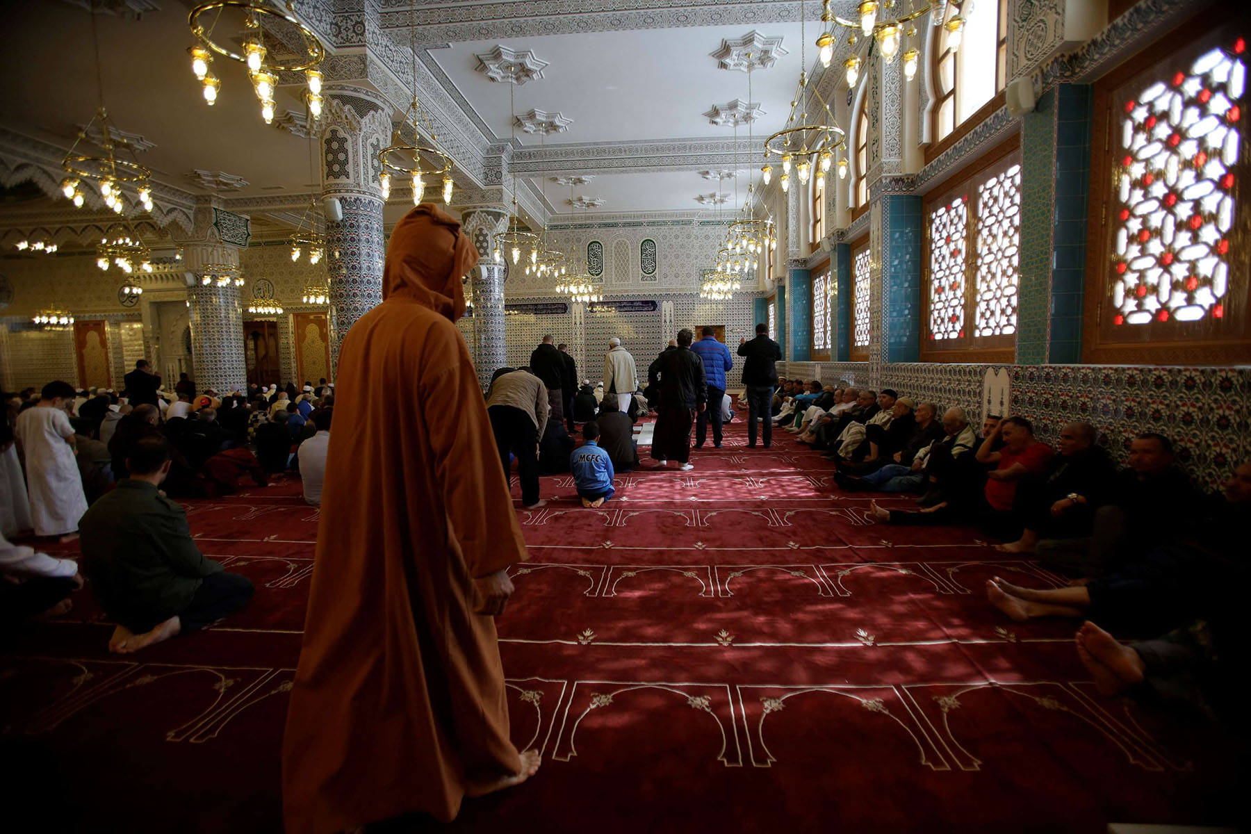 بعض الزوايا تحول الى قبلة لكبار مسؤولي الدولة
