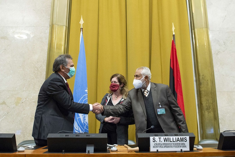 ممثل قوات حفتر  (يسار) يلتقي ممثلا عن قوات السراج