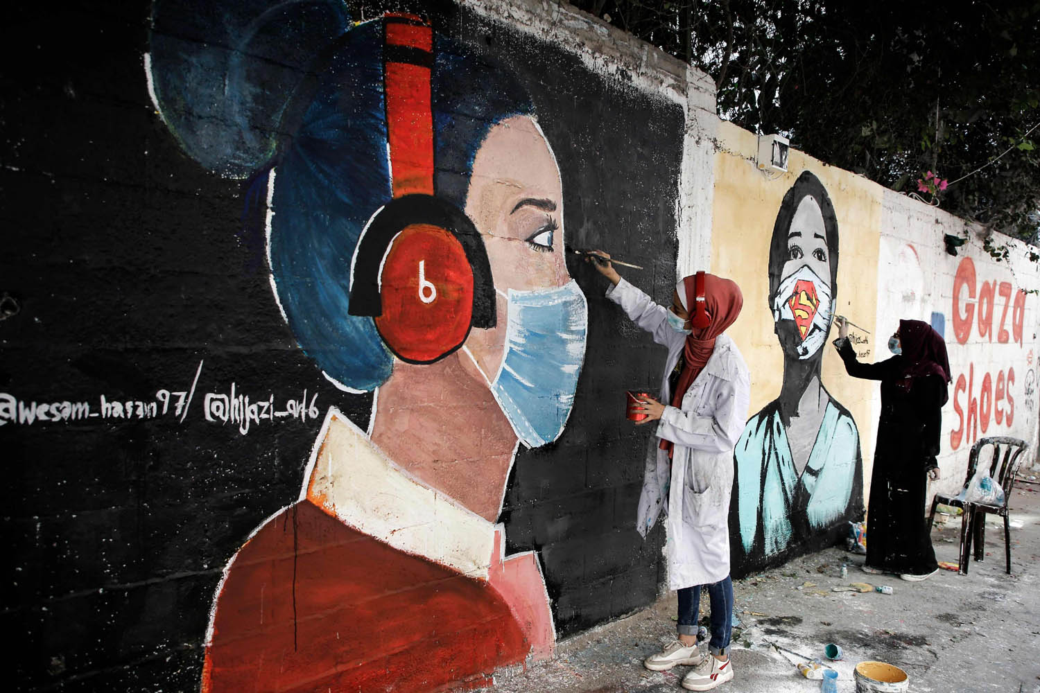 غزاويات يرسمن على جدران