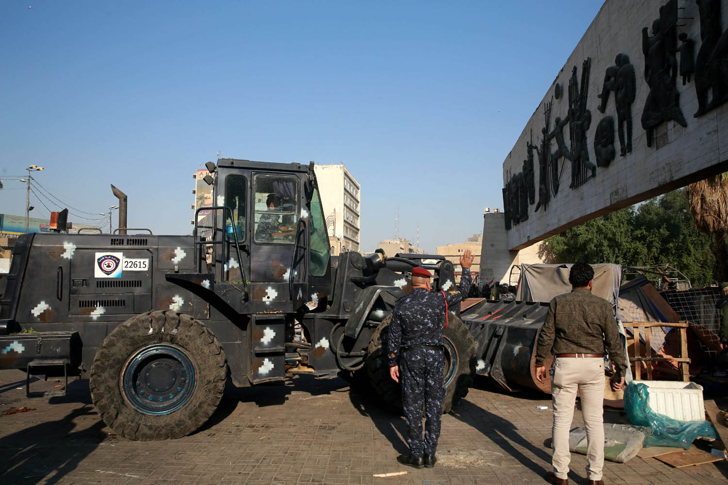 جرافات حكومية تزيل بقايا التظاهرات في ساحة التحرير ببغداد