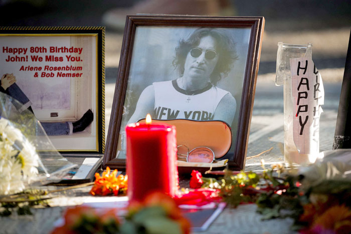 جون لينون الحاضر أبدا