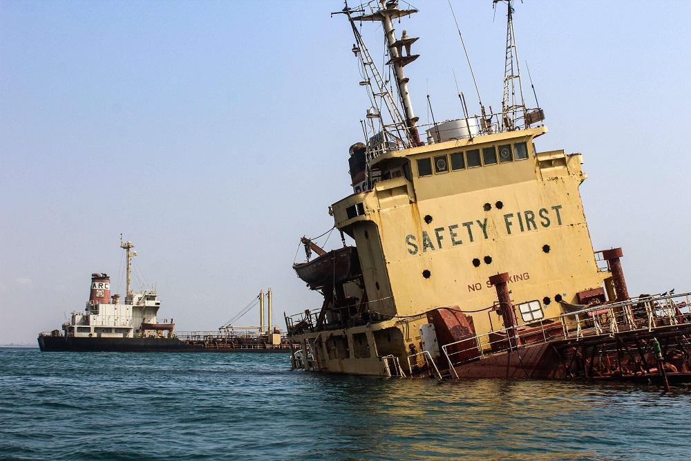 سواحل اليمن تواجه كارثة بيئية بسبب خطر نسرب النفط من خزان صافر العائم