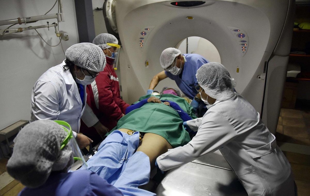 مريضة تعاني من سرطان عنق الرحم تخضع لصورة تصوير مقطعي