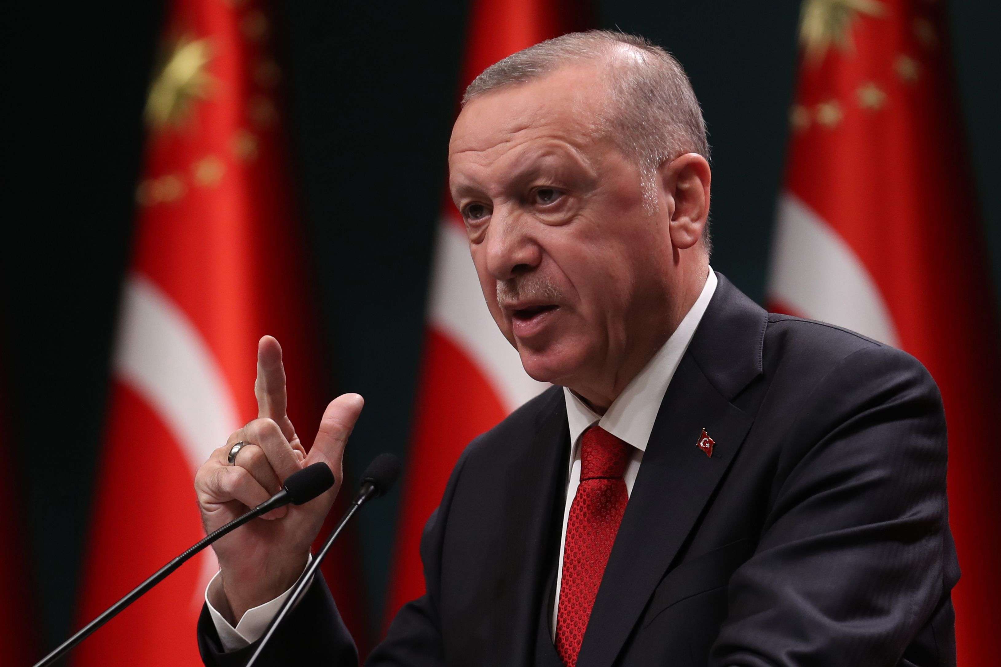 اردوغان يعمق عزلة بلاده بكثرة تدخلاته العسكرية
